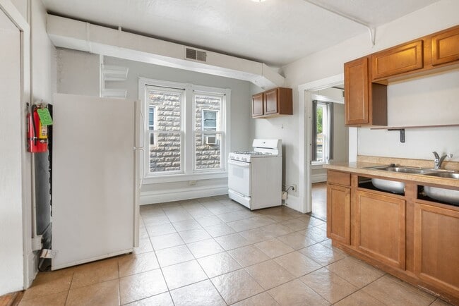 Photo - 2020 1/2 College St - Cedar Falls Unit 2020 1/2