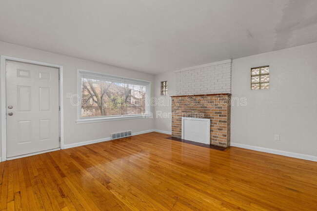 Photo - 375 Adrian Dr