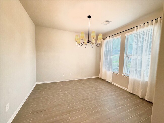 Photo - 8319 Divot Trce