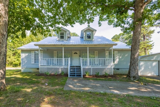 Building Photo - Stylish, Spacious & Updated! Don’t Miss Th...