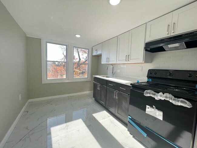 133 Grumman Ave Unit 3 - 135 Grumman Ave Apartamentos Unidad 3