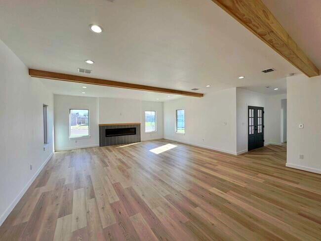 Photo - 4912 Jarvis St