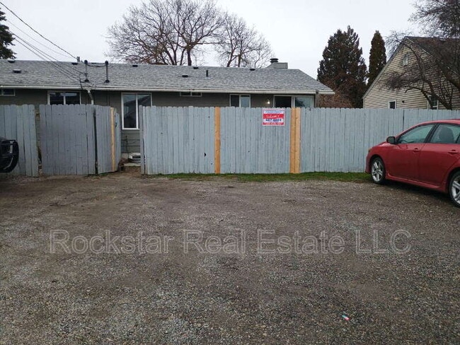 Photo - 704 E Bridgeport Ave