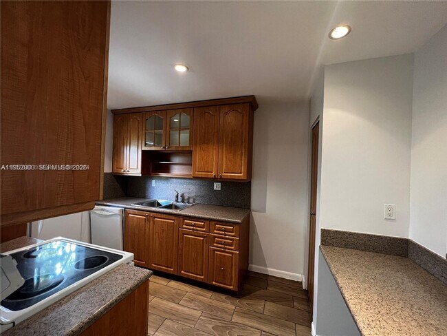 Building Photo - 4111 Stirling Rd Unit 308