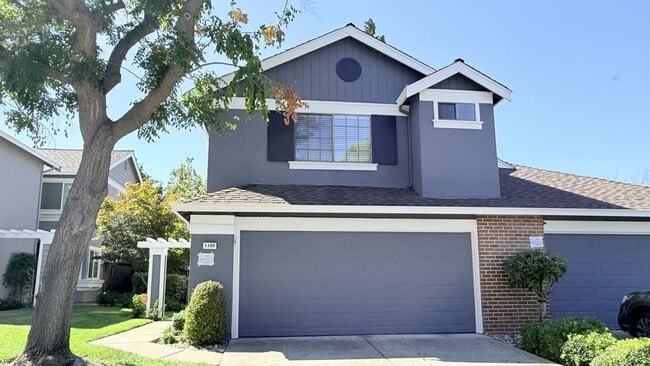 Building Photo - 1100 Sunshine Cir