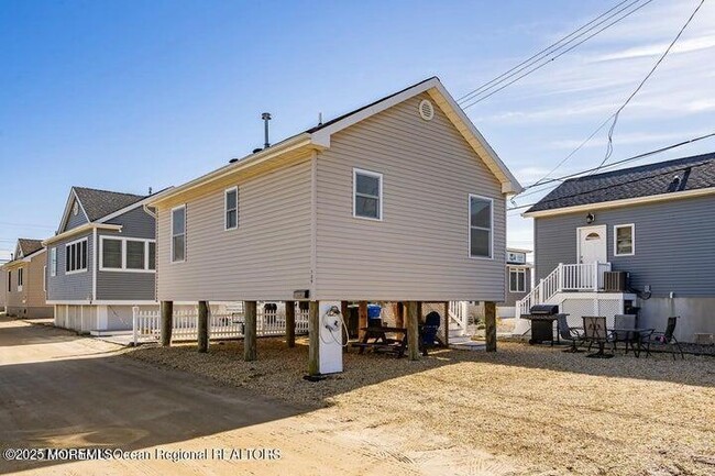 Photo - 109 W Pompano Way