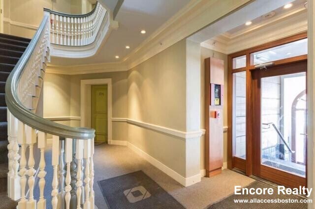 Photo - 457 Centre St