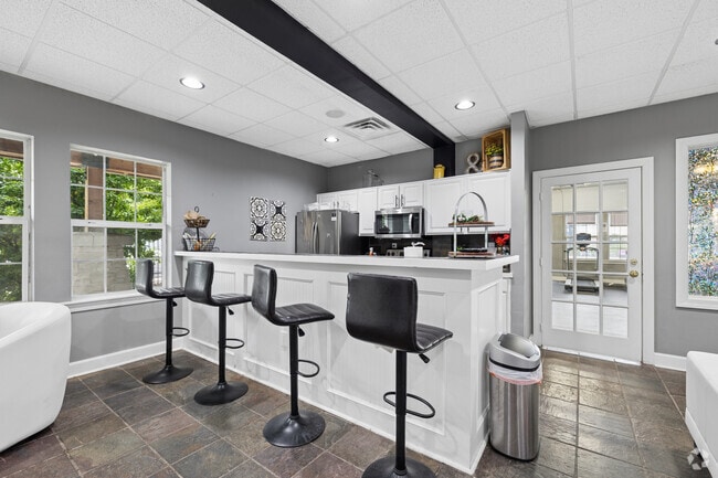 Clubhouse - The Pointe on College