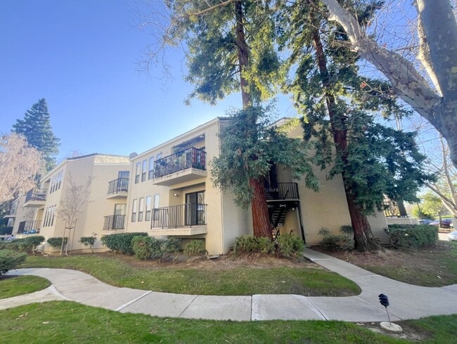 Building Photo - Prime Fremont Living! Updated 2BR Condo Near BART, Central Park & Lake Elizabeth