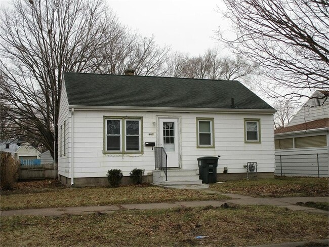 Building Photo - 641 Newton St Rental