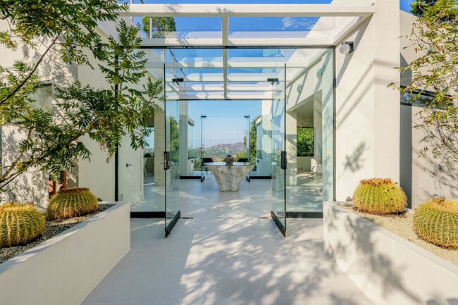 Building Photo - 8896 Lookout Mountain Ave