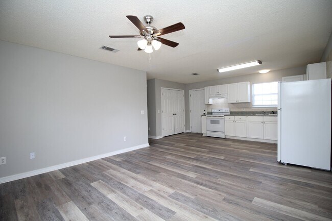 Photo - Gulf Breeze 3-Bedroom, 1-Bath Home Zoned for Top Schools with Quick Access to Pensacola and Pensa...