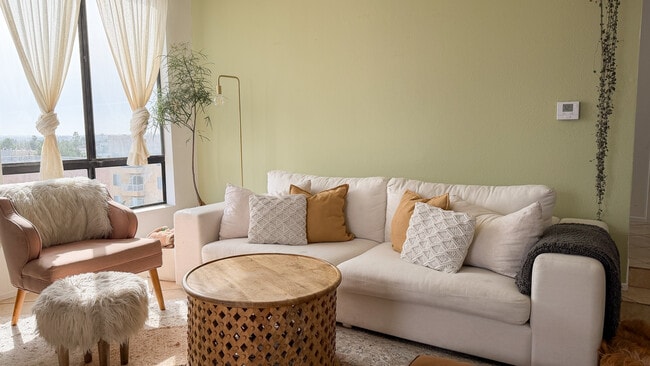 Building Photo - 7320 Hawthorn Ave Unit 321