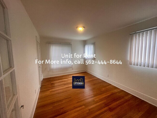 1205 1/2 Tamarind Avenue
