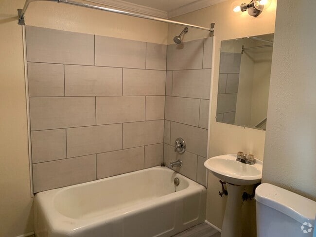 Building Photo - 2825 N Humboldt Blvd Unit Upper Rental