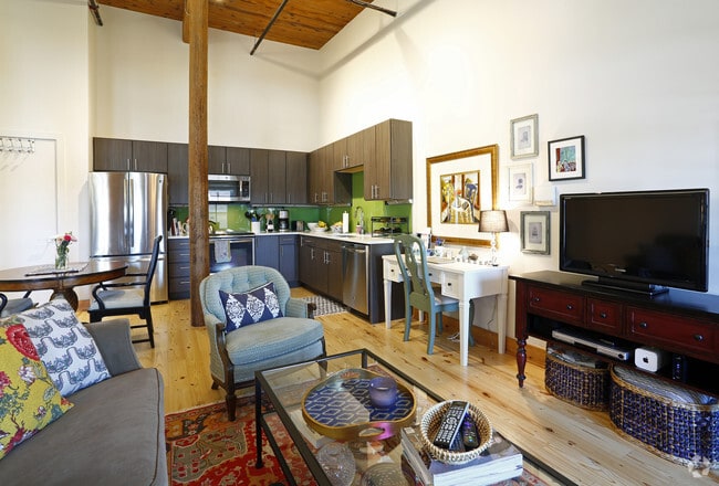 1BR, 1BA - Studio 5th floor Old Bull- Living Area