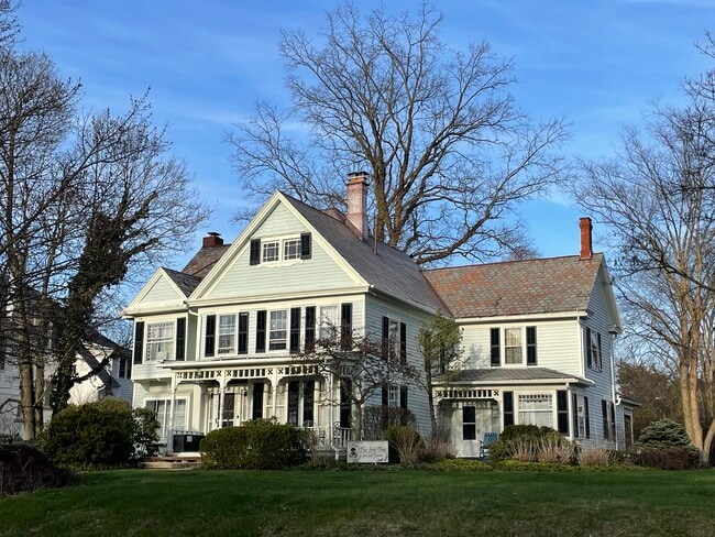 Building Photo - 195 S Professor St Unit Furnished House w 2BR-2BA