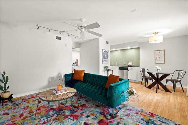 Building Photo - 2200 Dickson Dr Unit 108