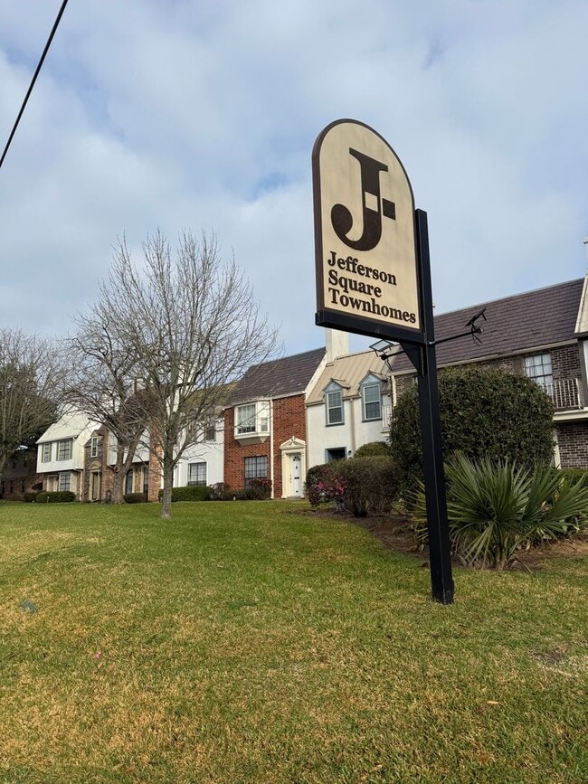 Photo - Beautiful 2 Bedroom Townhome off Jefferson