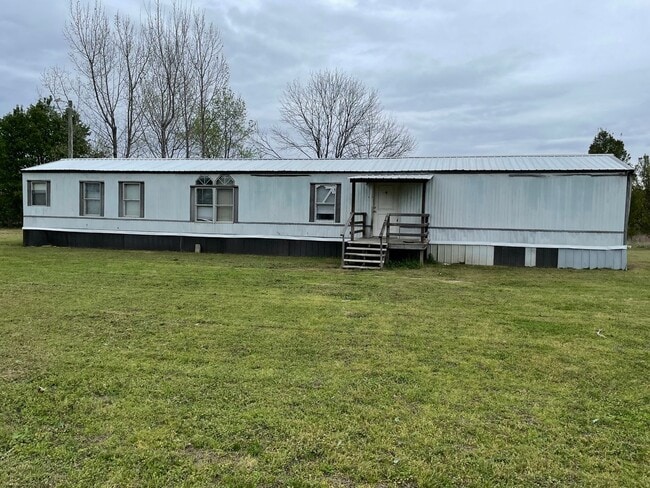 Building Photo - Country living with spacious front and backyard - 3 beds/ 2bath available now