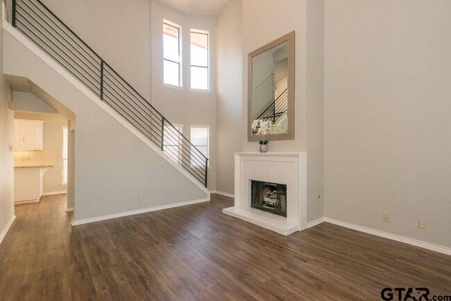 Photo - 5823 Hollytree Dr