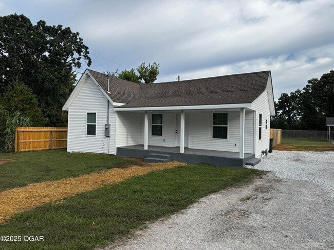 Photo - 3905 E 13th St