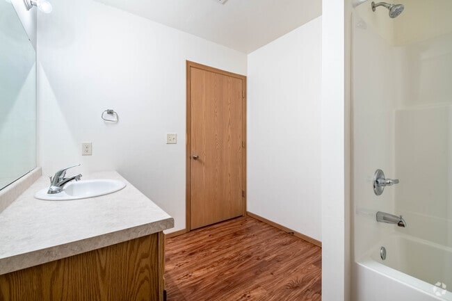 2BR, 2BA - 1144SF - Bathroom