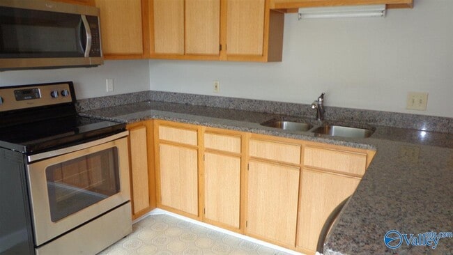 Photo - 718 Wynsom Dr SE