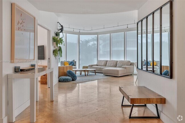 Building Photo - 300 South Pointe Dr Unit 403 Rental