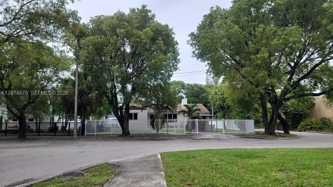 Building Photo - 586 NW 48th St Unit 1