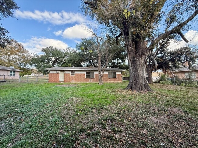 Photo - 219 Moore St