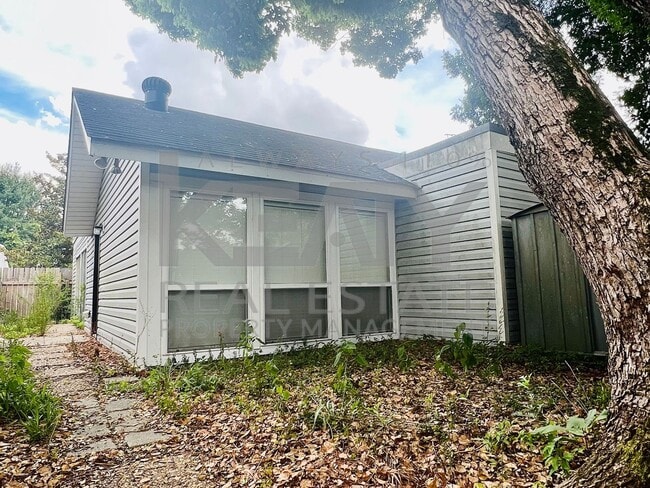 Building Photo - 803 Fox Run Ave Unit 1