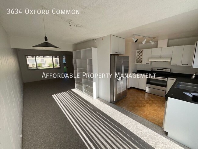 Photo - 3634 Oxford Common