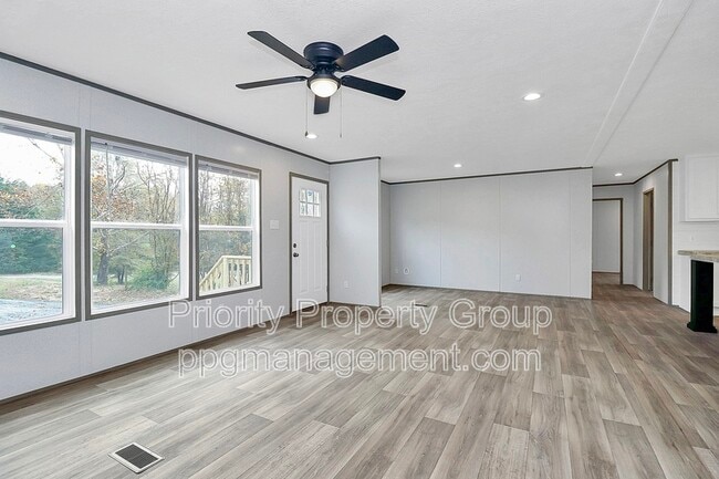 Photo - 112 Maudie Ln