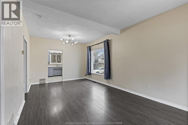 Photo - 3168 Wyandotte St W