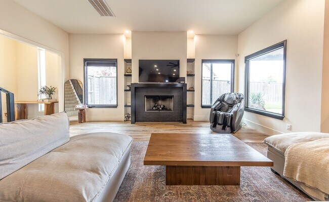 Photo - 3 Bed 2.5 bath Gated Community! Move In Re...