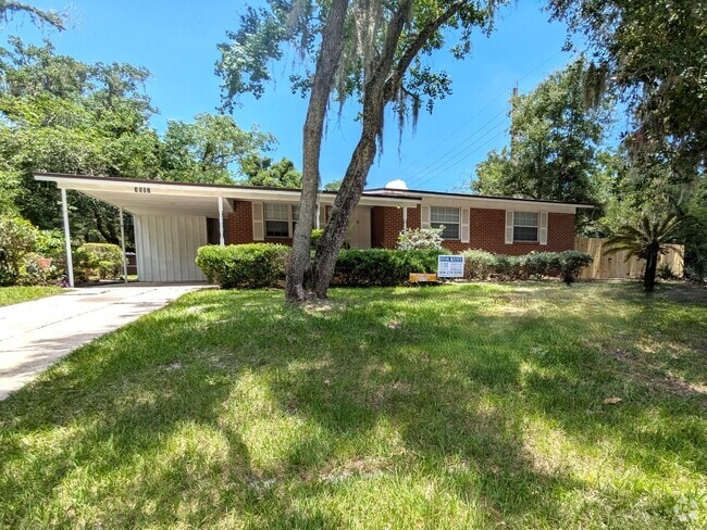 Building Photo - Adorable 3/2 with updated kitchen and full... Rental