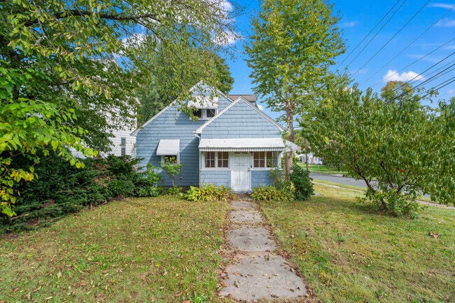 Photo - 518 Quaker Ln S