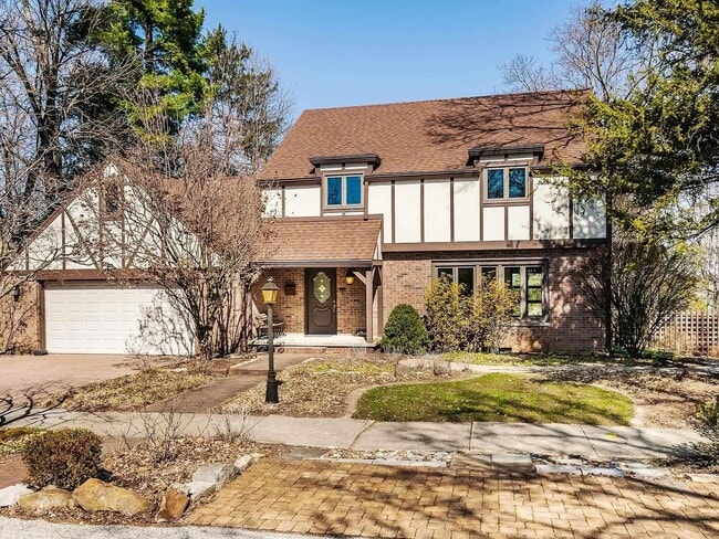 Building Photo - Large 5BR/3.5 Bath in Elm Heights. Available Now!