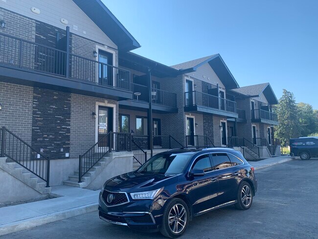 Photo - 300 Kooiman Av