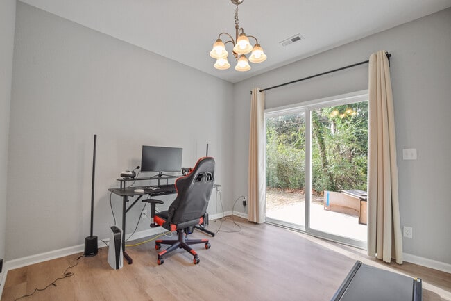 Photo - 305 N Division St