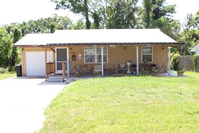 Building Photo - 3 Bedroom/2 Bath Home