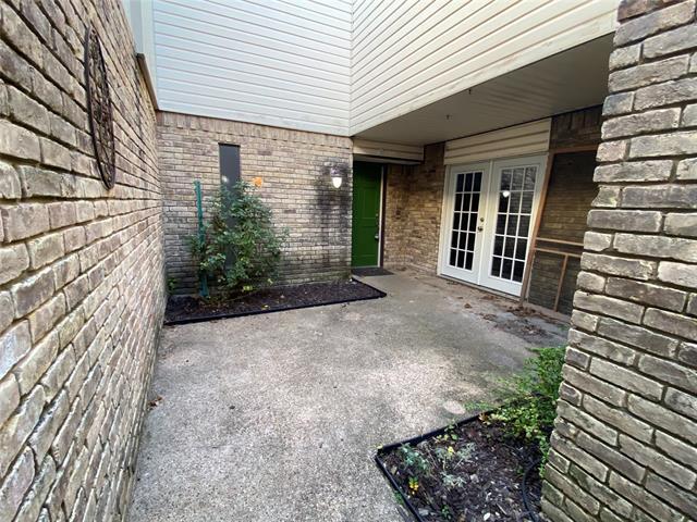 Photo - 606 Old Country Rd