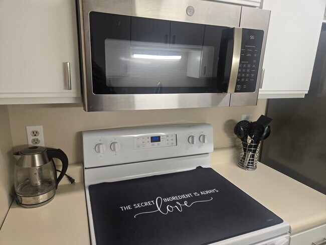 Stove, microwave - 110 Heywood Rd Unit Arden condo