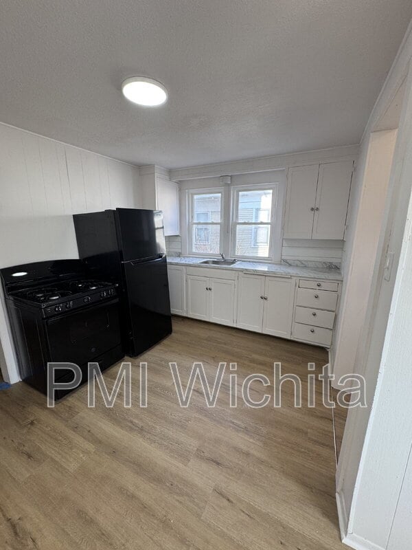 Photo - 258 S Poplar St