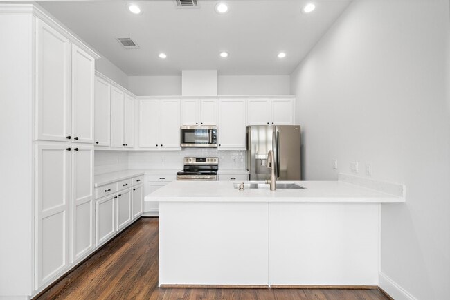 Photo - 2924 Leeland St