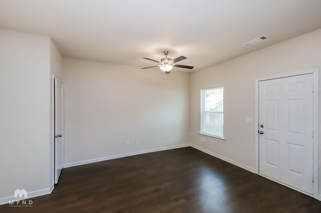Photo - 207 Highwood Ln