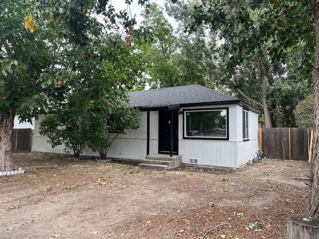 Building Photo - Cute newly remodeled 2 bed 1 bath home on ...
