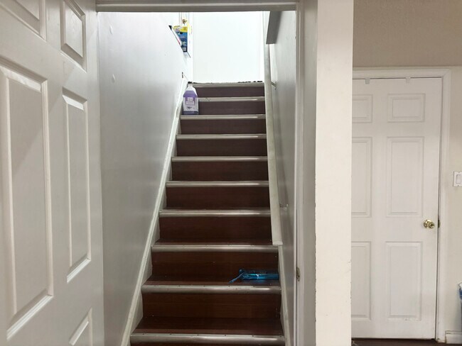 Building Photo - 2 BED - 2 BATH - BRAMPTOPN - BASEMENT Unit 2