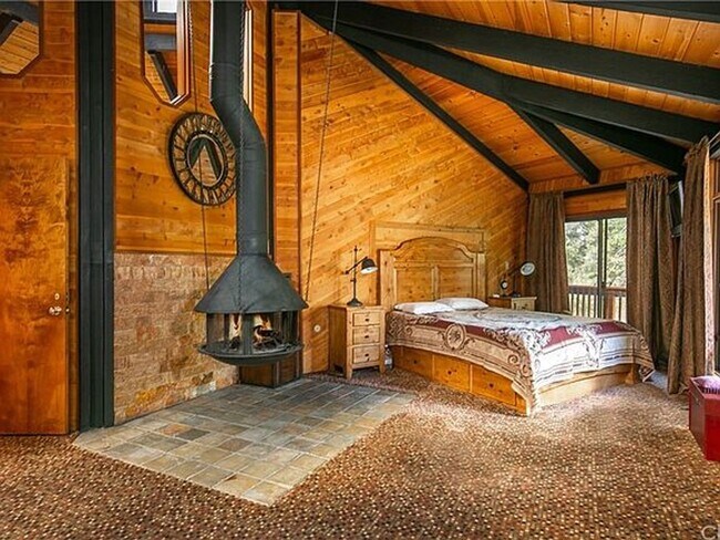 Photo - Beautiful 5-Bedroom Home with Mountain Views in Pine Club Mountain!